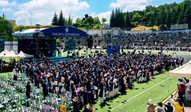 SAÜ’de binlerce öğrenci daha mezuniyet coşkusu yaşadı