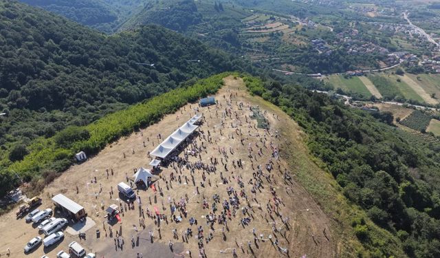 Serdivan’da uçurtmalar gökyüzünü renklendirdi