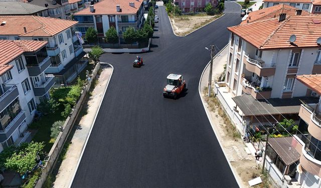 Büyükşehir Karasu’da sahil trafiğini rahatlatacak caddede asfalt çalışmalarına başladı