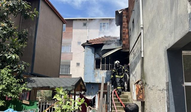 Kocaeli'de korkutan yangın: Balkonda mahsur kalan anne ve bebeği itfaiye kurtardı