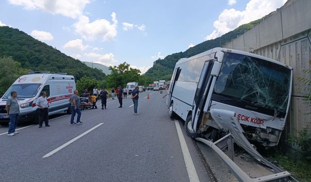 Midibüs tıra arkadan çarptı: 6 yaralı