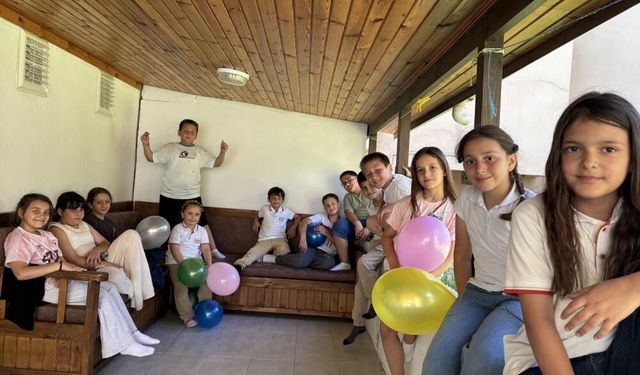 3 yıldır öğrencilere bahçesini açan çift, bu yıl da geleneği bozmadı