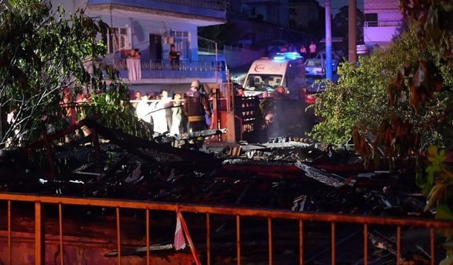 Gecekonduda çıkan yangın mahalleliyi sokağa döktü