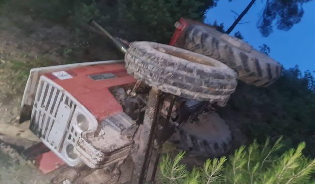 Devrilen traktörün sürücü yaralandı
