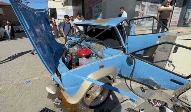 Ardı ardına şerit değiştiren sürücü kaza yaptı: 3 yaralı