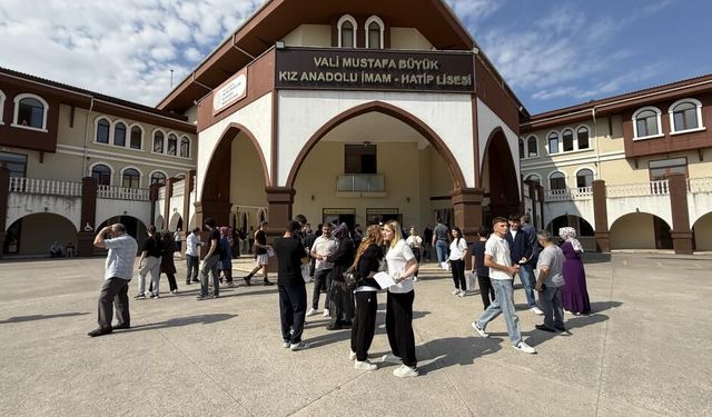 Sakarya'da YKS'nin ilk oturumu başladı: Öğrenciler sınavda, veliler dışarda ter döküyor