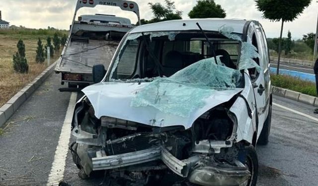 Bolu’da kontrolden çıkan hafif ticari araç devrildi: Sıkışan sürücüyü itfaiye kurtardı