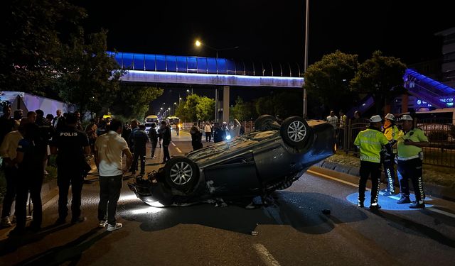 Takla atan otomobilden burunları bile kanamadan çıktılar