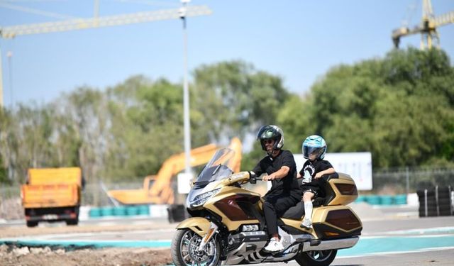 Kenan Sofuoğlu Başiskele'deki yeni pisti oğlu Zayn ile test etti
