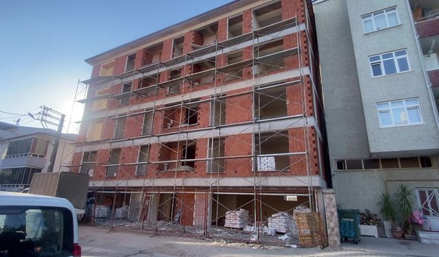 İskeleden düşen 2 işçi yaralandı