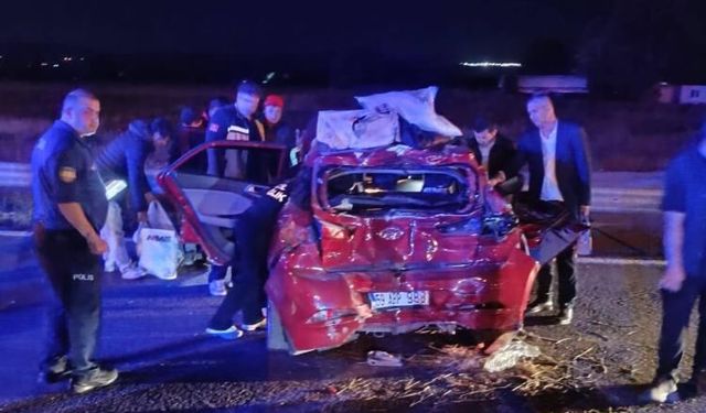 Bolu’da tırın çarptığı otomobil kağıt gibi ezildi: 3 yaralı