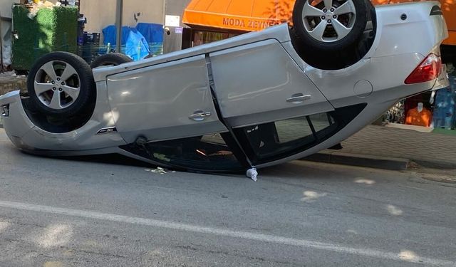 Bolu’da park halindeki cipe çarpan otomobil takla attı: 1 yaralı