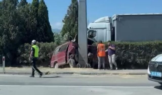 Panelvan yön tabelasına çarptı: 1 ölü, 2 yaralı