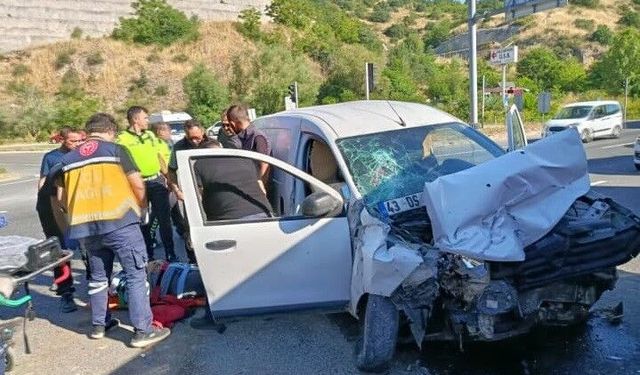 İşçi servisi ile hafif ticari araç çarpıştı, 4 yaralı