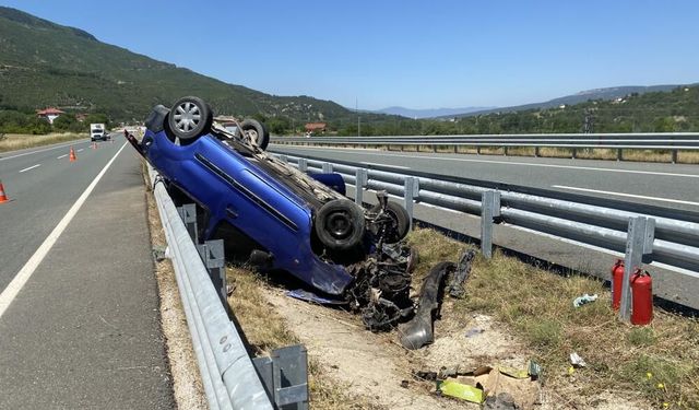 Bariyerlere çarpan hafif ticari araç ters döndü: 3 yaralı