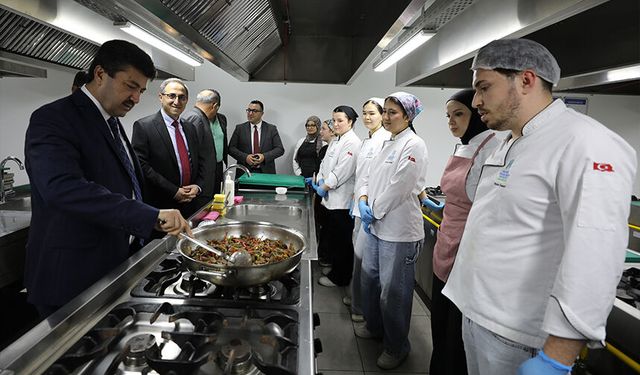 Gastronomi öğrencileri protokol üyelerini ağırladı