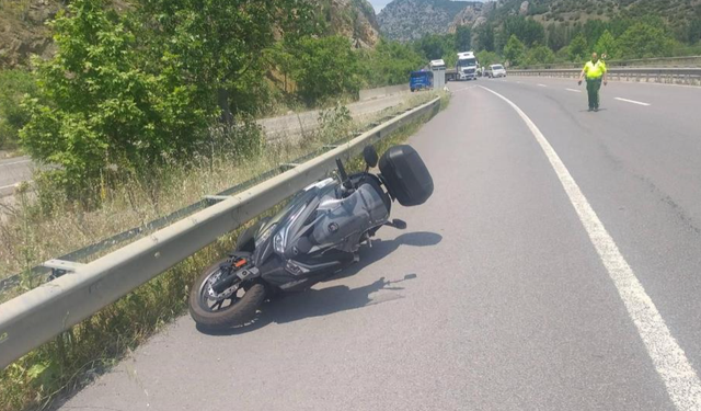 Motosiklet bariyerlere çarptı: 1 ölü