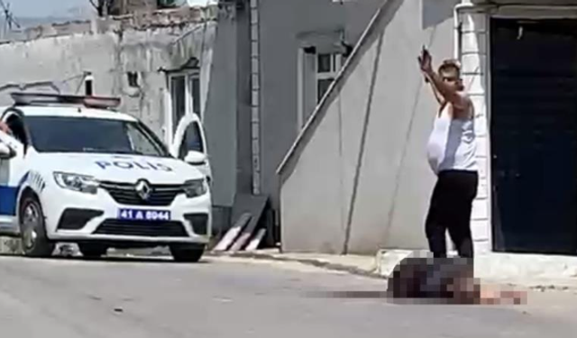 Sokakta dehşet; Eşini defalarca bıçakladı
