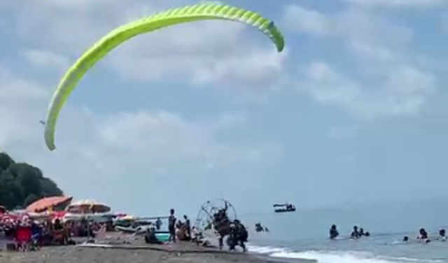 Plajda kontrolden çıkan motorlu paraşüt kalabalığa daldı: 3 yaralı