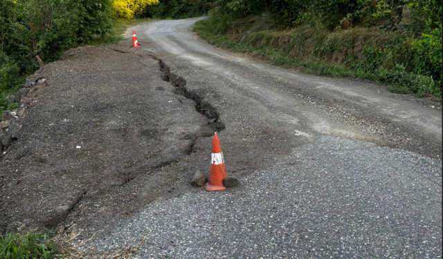 Çöken yol haftalardır onarılmayı bekliyor