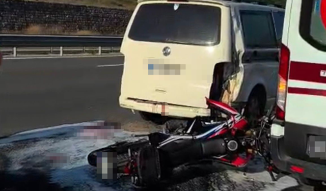 Panelvana çarpan motosikletli ağır yaralandı