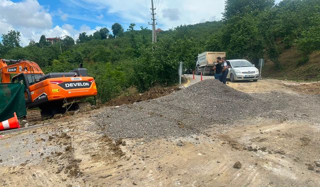 Büyükşehir'den Kocaali'deki heyelan bölgesine müdahale: 5 köyün ulaşımını etkileyen yol yeniden açıldı