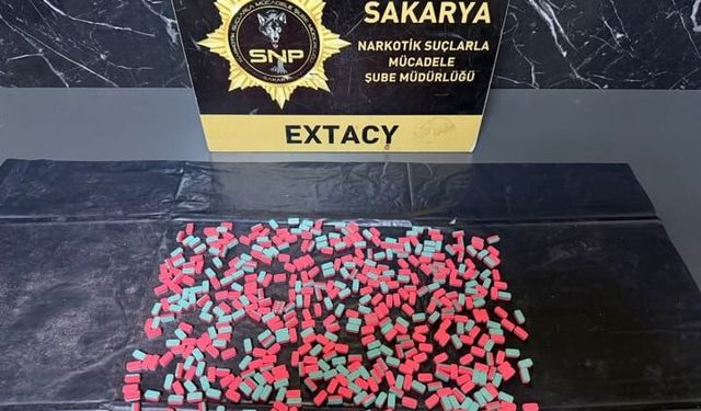 Otobüsle uyuşturucu taşıyan 2 şüpheli yakalandı
