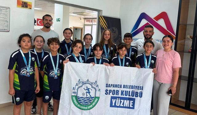 Sapanca'nın yüzücüleri Mersin'den derecelerle döndü