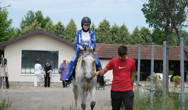 Sağlıklı yaşam yolculuğunda bu kez at biniciliği heyecanı yaşadılar