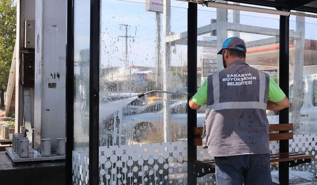 Büyükşehir ekipleri 16 ilçede durakları tek tek temizliyor