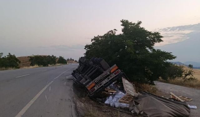 Bilecik'te yan yatan tırın sürücüsü yaralandı