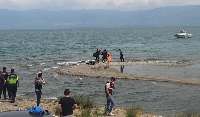 Göle giren iki genç boğuldu