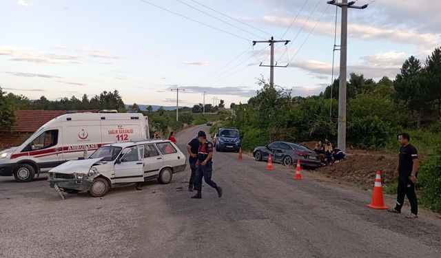 İki otomobil çarpıştı: 10 yaralı