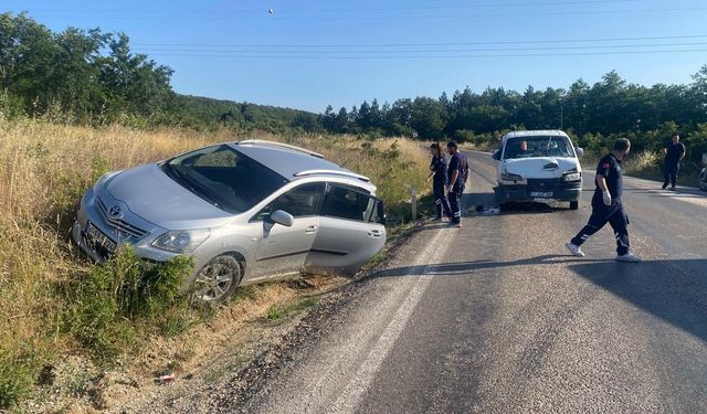 Kamyonetle otomobil çarpıştı: 3 yaralı
