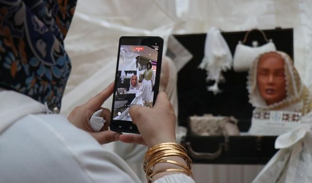 Günlerce emek vererek işledikleri ürünleri yurt dışına satıyorlar
