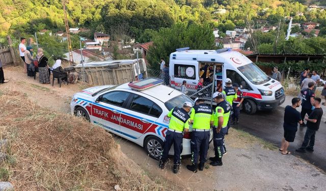 Tarım işçilerini taşıyan servis devrildi 6 işçi yaralı