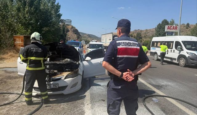 Otomobil bir anda alev aldı
