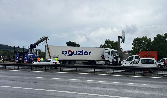 TEM otoyolunda tır bariyerlere çarptı