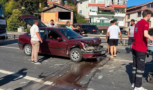 Yayalara yol veren kamyona çarptı: 2 yaralı