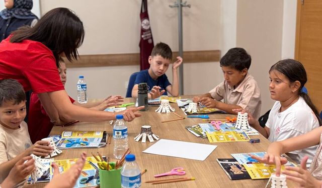 Genç Düşünürler Bilim Atölyesi’nde çocuklar bilimi deneyerek keşfetti