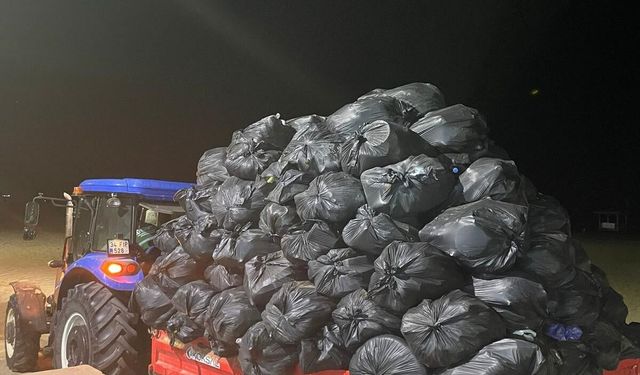 Tatilcilerin akınına uğrayan Kandıra'da 387 ton atık toplandı
