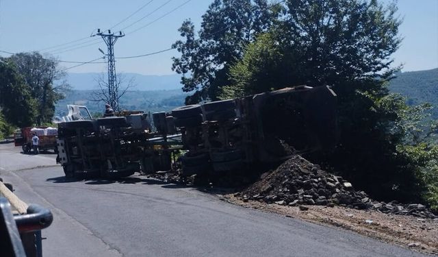 Kocaali-Kirazlı yolunda yüklü kamyon devrildi