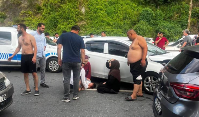 Otomobilin çarptığı baba ve oğlu ağır yaralandı
