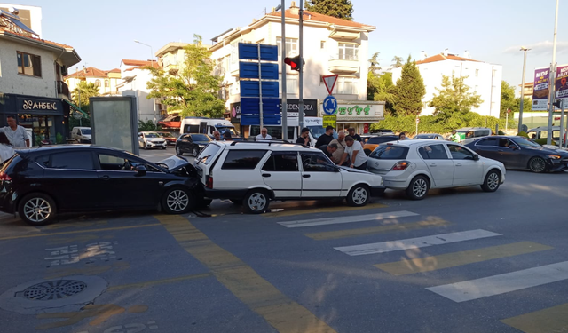 DSİ Kavşağı'nda zincirleme kaza! Vatandaşlardan trafik ışığı çağrısı