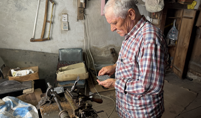 50 yıldır manda boynuzundan tarak yapıyor