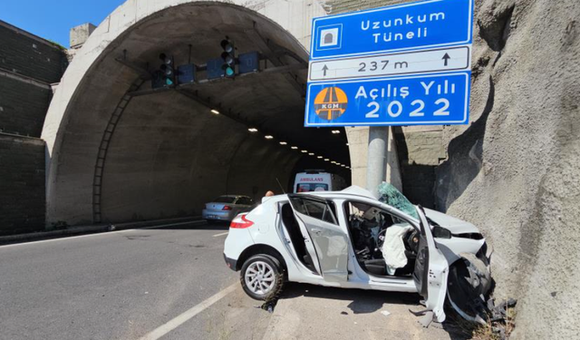 Otomobil tünel girişindeki tabelaya ok gibi saplandı