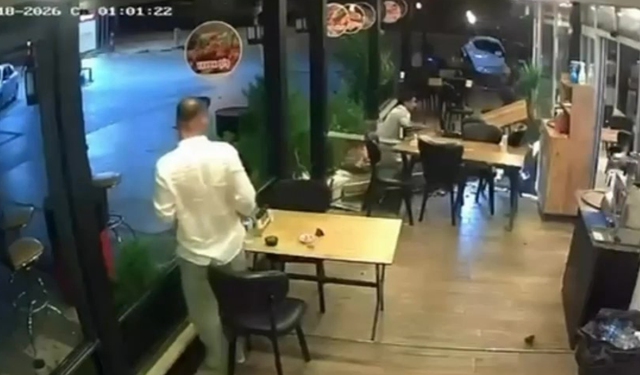 Motosiklet lokantada oturan müşteriye çarptı