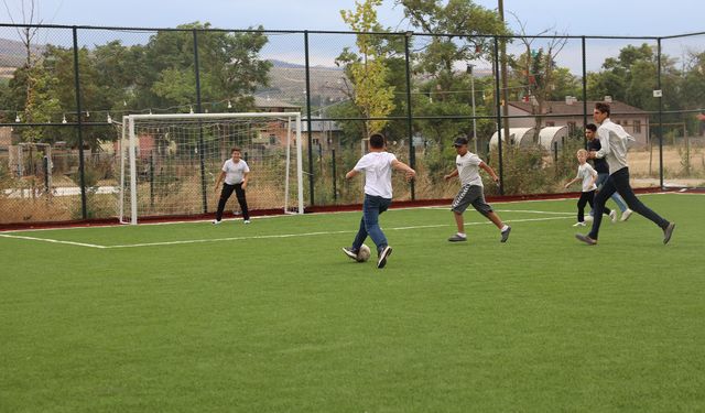 Okullar tatil oldu, Bayatlı gençler sahaya koştu
