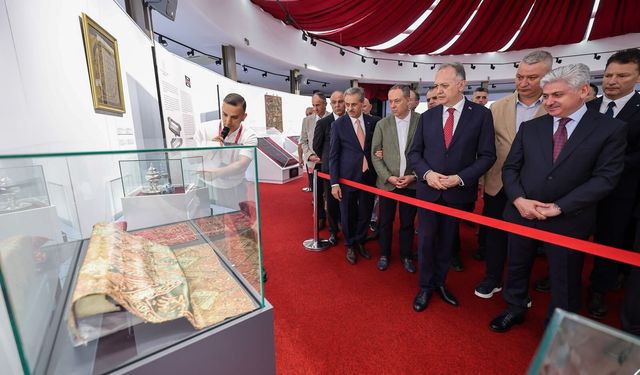 Kutsal Emanetler sergisi Serdivan'da yoğun ilgi gördü