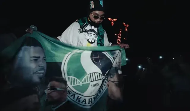 Sakaryalı ünlü rapçi Amerika'da Sakaryaspor bayrağı açtı